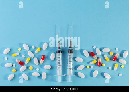 Verschiedene pharmazeutische Medikamente Pillen, Tabletten und Kapseln.Pillen Hintergrund. Haufen verschiedener Medizinstabletten und Pillen in verschiedenen Farben. H Stockfoto