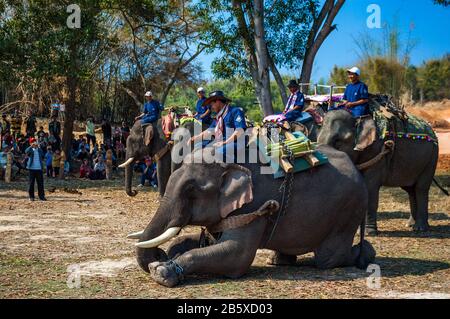 Viengkeo Dorf, Hongsa, Laos anmelden Demonstration auf dem Lao Elephant Festival Stockfoto