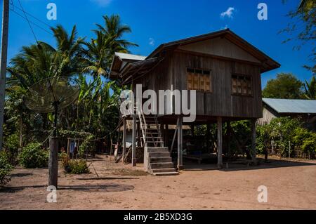 Ein Holzhaus in der Landschaft rund um das Dorf Viengkeo, Laos. Stockfoto