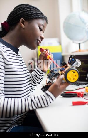 Teenager-Schülerin Building Robot Car In Science Lesson Stockfoto