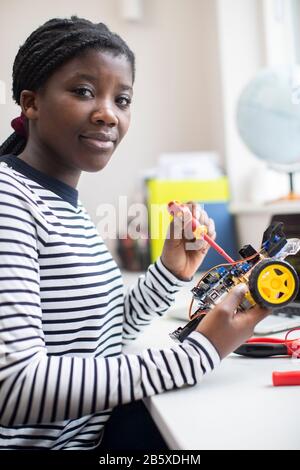 Portrait Der Weiblichen Teenager-Schüler - Roboter-Auto In Der Lektion Wissenschaft Stockfoto