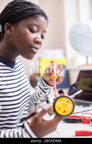 Teenager-Schülerin Building Robot Car In Science Lesson Stockfoto