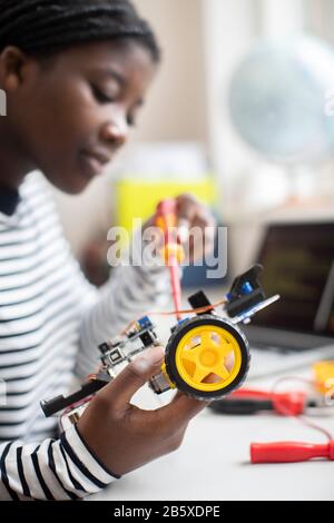 Teenager-Schülerin Building Robot Car In Science Lesson Stockfoto