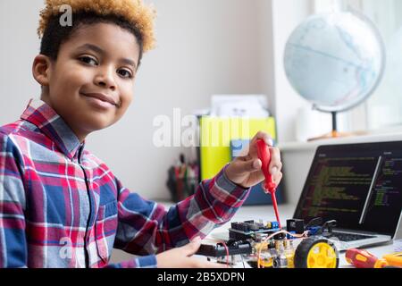 Portrait Der Männlichen Grundschule Schüler Bau-Roboter-Auto In Der Wissenschaft Lektion Stockfoto