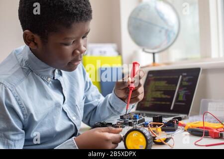 Schüler Der Männlichen High School Bau-Roboter-Auto In Der Lektion Wissenschaft Stockfoto