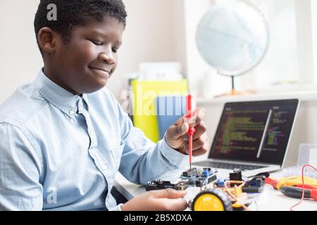 Schüler Der Männlichen High School Bau-Roboter-Auto In Der Lektion Wissenschaft Stockfoto