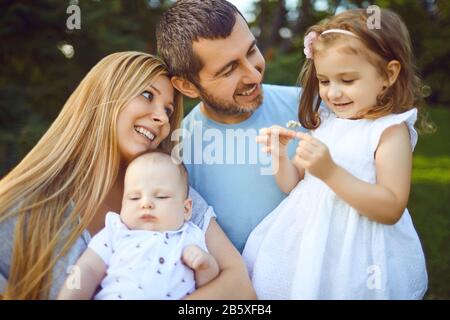 Mutter Vater und Kinder lustig draußen lachen Stockfoto