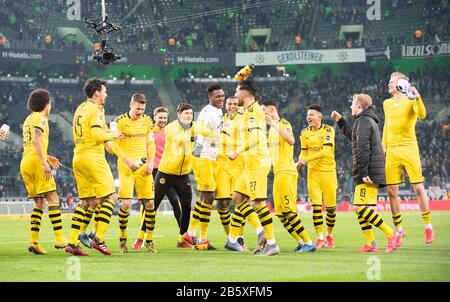 Letzte Jubel-Mannschaft MACHEN, feiern und tanzen die Spieler vor den Fans, Fußball 1. Bundesliga, 25. Spieltag, Borussia Mönchengladbach (MG) - Borussia Dortmund (DO) 1:2, am 7. März 2020 in Borussia Mönchengladbach/Deutschland. Weltweite Verwendung Stockfoto