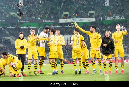 Letzte Jubel-Mannschaft MACHEN, feiern und tanzen die Spieler vor den Fans, Fußball 1. Bundesliga, 25. Spieltag, Borussia Mönchengladbach (MG) - Borussia Dortmund (DO) 1:2, am 7. März 2020 in Borussia Mönchengladbach/Deutschland. Weltweite Verwendung Stockfoto