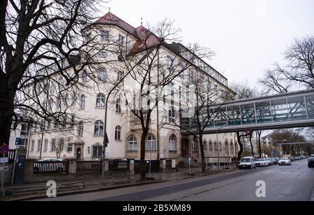 München, Deutschland. März 2020. Das Rupprechtschen Gymnasium. Die Schule wird wegen des Coronavirus (COVID-19) bis zum 20.03.2020 geschlossen. Credit: Sven Hoppe / dpa / Alamy Live News Stockfoto