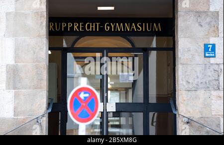 München, Deutschland. März 2020. Der Eingang des Rupprechtschen Gymnasiums. Wegen einer Infektion mit dem Corona-Virus wird das Rupprecht-Gymnasium bis Freitag, 20. März 2020 geschlossen. Credit: Sven Hoppe / dpa / Alamy Live News Stockfoto