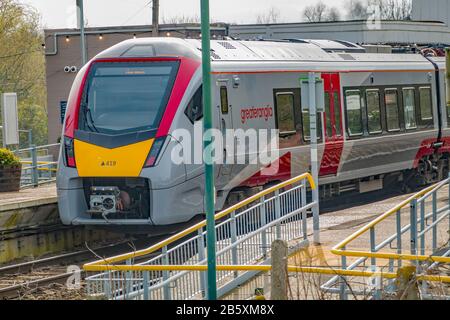 23 Wroxham, Norfolk, Großbritannien - 07. März 2020. Der Greater Anglia Zug fährt die Passagiere am Bahnhof Wroxham der Norfolk Bittern Line ab Stockfoto