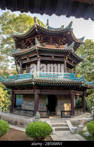 Mond mit Blick auf Turm oder Minarett, Große Moschee von Xi'an, China Stockfoto