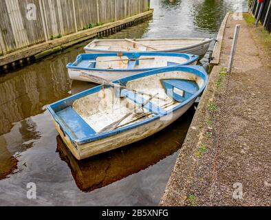 14 Horning, Norfolk, Großbritannien - 07. März 2020. Drei kleine Reihenboote moorierten in einem Deich am Fluss Bure im Dorf Horning im Herzen des Norfo Stockfoto