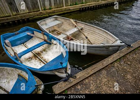 15 Horning, Norfolk, Großbritannien - 07. März 2020. Kleine Reihenboote moorierten in einem Deich am Fluss Bure im Dorf Horning Stockfoto