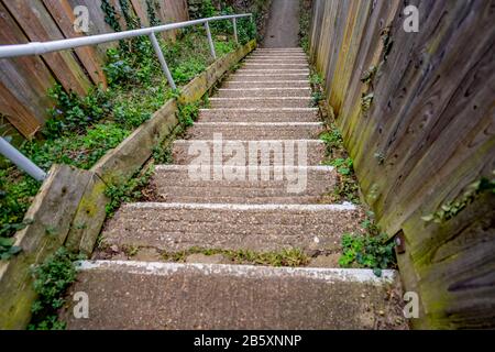 18 Horning, Norfolk, Großbritannien - 07. März 2020. Steile Betonstufen gehen hinunter zu einer schmalen Gasse Stockfoto