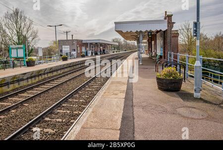 20 Wroxham, Norfolk, Großbritannien - 07. März 2020. Blick entlang des Bahnhofs Hoveton und Wroxham auf die Bitterner Linie in Norfolk Stockfoto