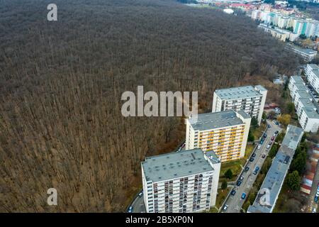 Ein Blick auf die urbane Umgebung, die Stadt, die sich in der Natur erfindet. Die sich ausbreitende Blockflache belegen unberührten Wald. Cluj Napoca, Rumänien Stockfoto