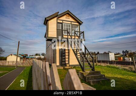 23 Wroxham, Norfolk, Großbritannien - 07. März 2020. Signalhaus an der Bahnstrecke Bure Valley Stockfoto