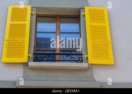 Fenster mit verschiedenen Farbblenden. Genf, Schweiz - Bild Stockfoto