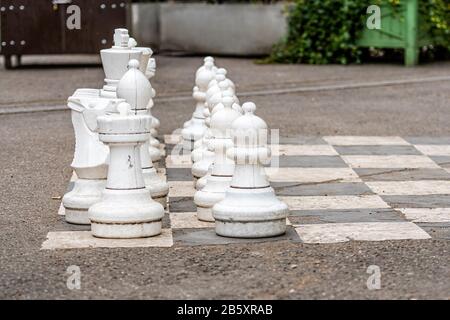 Schachbrett im Freien mit großen Kunststoffteile. Außenbereich Riesenschach im öffentlichen Bereich Zone, in der Nähe von Große Straße Schach im Park - Bild Stockfoto