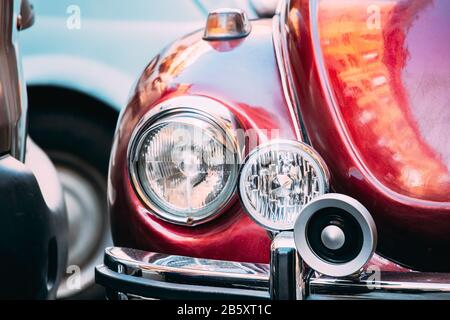In der Nähe der Scheinwerfer des Alten Retro Vintage Rot Auto geparkt auf der Straße Stockfoto