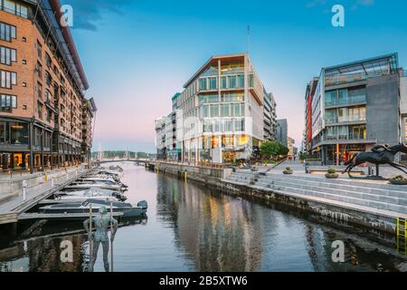 Oslo, Norwegen. Blick Auf Mehrstöckige Wohnhäuser Im Aker Bryggge District Am Sommerabend. Berühmter Und Beliebter Ort. Pier Jetty Mit Booten Stockfoto