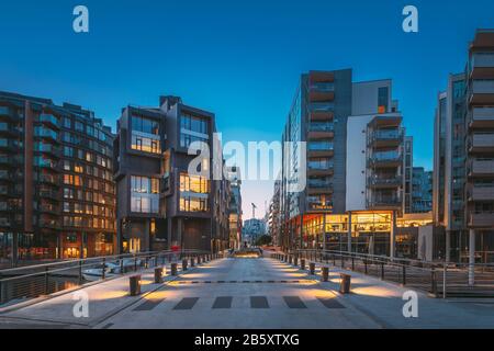 Oslo, Norwegen. Nachtansicht Von Mehrstöckigen Wohnhäusern Im Aker Brygge District. Sommerabend. Wohngebiet. Berühmter Und Beliebter Ort. Stockfoto