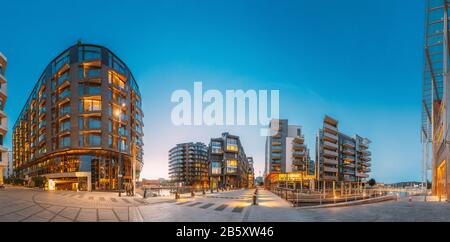 Oslo, Norwegen. Nachtansicht Von Mehrstöckigen Wohnhäusern Im Aker Brygge District. Sommerabend. Wohngebiet. Berühmter Und Beliebter Ort. Panor Stockfoto