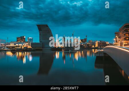 Oslo, Norwegen. Nachtansicht Embankment und Residential Multi-stöckiges Haus in Gamle Oslo Bezirk. Sommerabend. Wohngebiet in Meerwasser Stockfoto