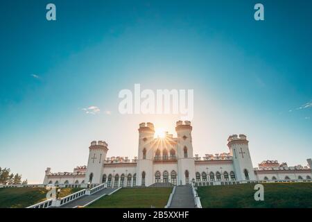 Kosava, Belarus. Sommer Sonne oben Kosava Schloss. Es ist ein ruiniertes Kronenmutter Schloss im neugotischen Stil. Puslowski Palastes Schloss. Eine Sehenswürdigkeit Stockfoto