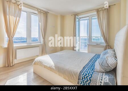 Mietwohnung leeres helles Schlafzimmer mit zwei Fenstern am Morgen Stockfoto
