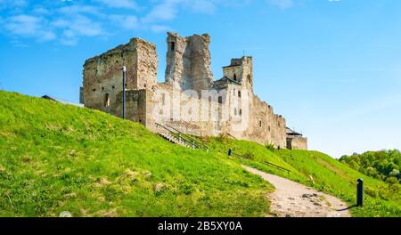 Panoramablick auf die Ruine der Burg Des Livländischen Orden. Rakvere, Estland Stockfoto