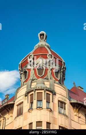 Kuppelbau im Jugendstil-Stil am Dugonik-Platz in Szeged, südliches Großungarisches Tiefland, Kreis Csongrad, Ungarn Stockfoto