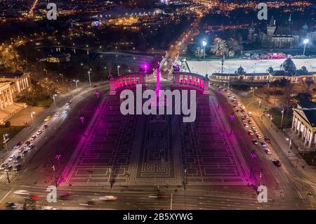 Budapest, Ungarn - Blick Auf Den berühmten Heldenplatz (Hosok tere), beleuchtet in den einzigartigen violetten und rosafarbenen Lichtern der Nacht von Schloss Vajdahunyad a Stockfoto