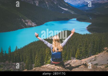 Junge Frau, die auf einem riesigen Felsen im Sorapissee in den italienischen Alpen/Lago di Sorapiss steht Stockfoto