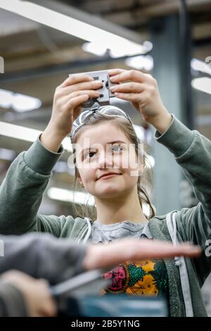 Remscheid, Nordrhein-Westfalen, Deutschland - Lehrlingsfrau in Metallberufen hier Materialinspektor an der Grundausbildung, Berufsbild Stockfoto