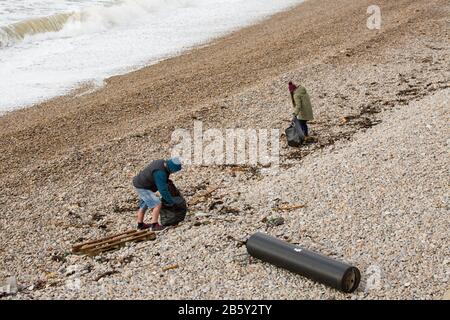 Plastikmüll und andere Gegenstände, die nach starken Winden an Land gespült wurden, die in Chesil Cove am Chesil Beach, Dorset England GB gesammelt wurden Stockfoto