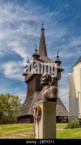 Gabor Bathory Büste, Holzglockenturm an der calvinistischen Kirche in Nyirbator, Region Nordgroße Ungarische Tiefebene, Szabolcs-Szatmar-Bereg, Ungarn Stockfoto