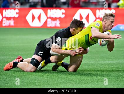 Vancouver, Kanada. März 2020. Andrew Knewstubb (L) aus Neuseeland und Lachie Miller aus Australien treten während des Pokalfinalspiels der HSBC World Rugby Seven Series am BC Place in Vancouver, Kanada, am 8. März 2020 an. Credit: Andrew Soong/Xinhua/Alamy Live News Stockfoto