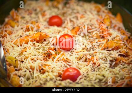 Leckere italienische Lasagne mit frischem Gemüse und Bolognese-Sauce Stockfoto