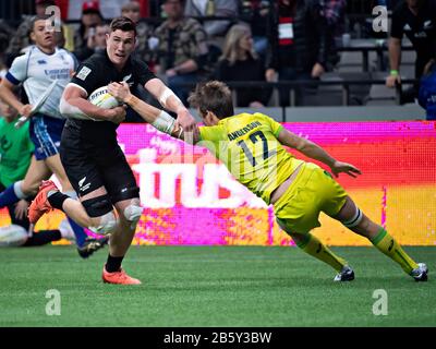 Vancouver, Kanada. März 2020. SAM Dickson (L) aus Neuseeland und Lachie Anderson aus Australien treten während des Pokalfinalspiels der HSBC World Rugby Seven Series am BC Place in Vancouver, Kanada, am 8. März 2020 an. Credit: Andrew Soong/Xinhua/Alamy Live News Stockfoto