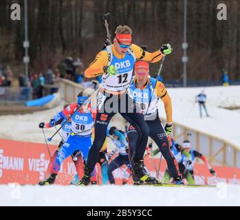 Johannes KUHN aus Deutschland (Mitte), ARND PEIFFER aus Deutschland (rechts) und ANDREJS RASTORGUJEVS aus Lettland im Einsatz beim 15-km-Massenstart der Männer in Nove Mesto na Morave, Tschechien, 8. März 2020. (CTK Foto/Libor Plihal) Stockfoto