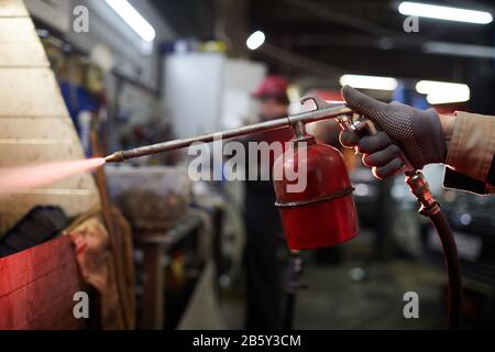Horizontaler Nahschuss von männlicher Hand in Pistole, die Sandstrahlpistole hält, Kopierraum Stockfoto