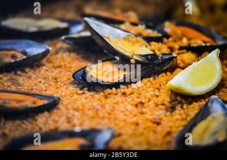 spanische Paella mit frischen Meeresfrüchten und Gemüse Stockfoto