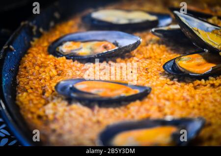 spanische Paella mit frischen Meeresfrüchten und Gemüse Stockfoto