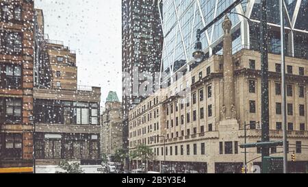 Regnerischer Tag in New York City, Farbtonierung angewendet, USA. Stockfoto