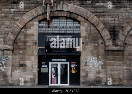 Flynn Amps, in der Commerce Street, Tradeston, Glasgow in den Bögen unter der Eisenbahn. Stockfoto