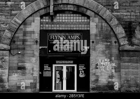 Flynn Amps, in der Commerce Street, Tradeston, Glasgow in den Bögen unter der Eisenbahn. Stockfoto