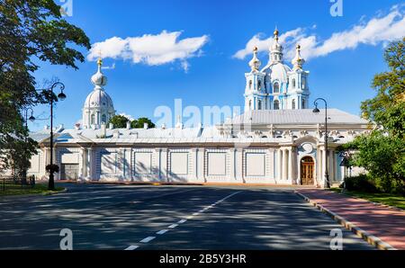 St. Petersburg - Smolny Kloster, die Kathedrale in Russland im Sommer Stockfoto